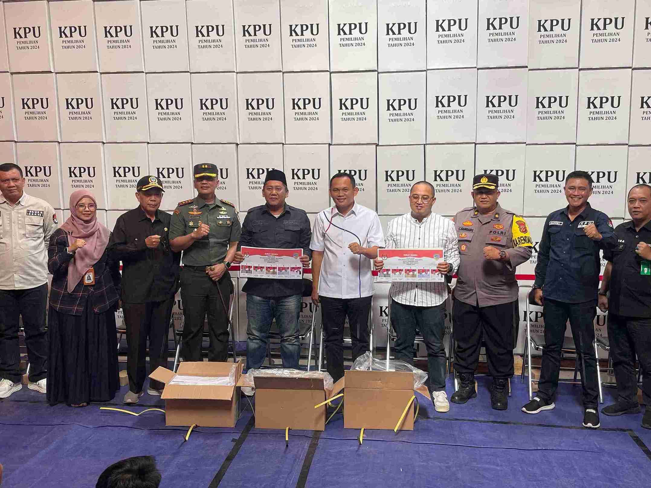 Sortir dan lipat hari pertama di Gudang KPU Kota Tasikmalaya