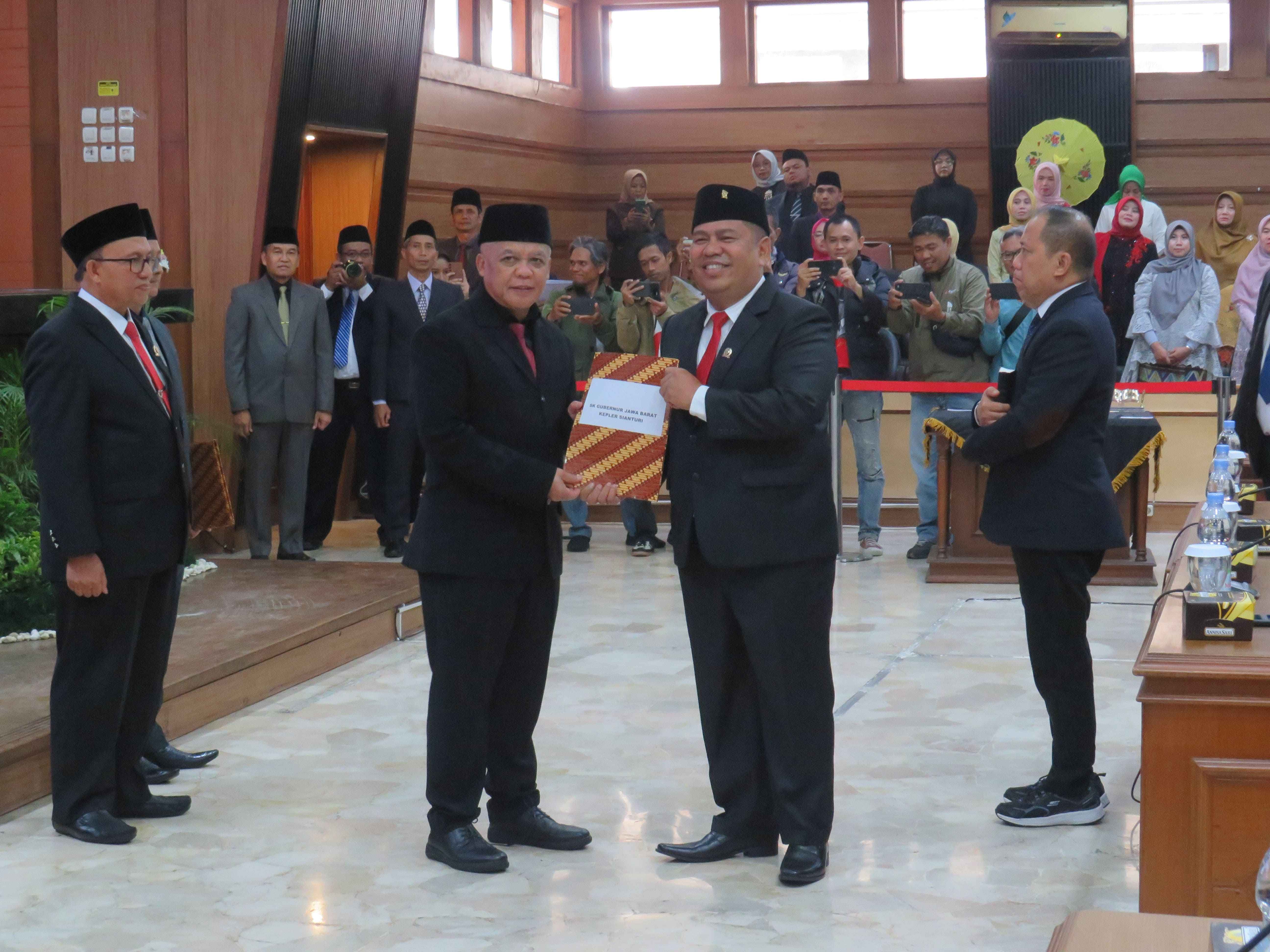 Menghadiri undangan Pelantikan Anggota DPRD Pengganti Antar Waktu 