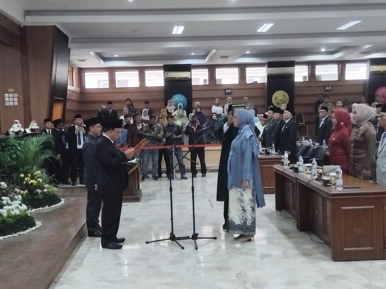 Mengahdiri Pelantikan Anggota DPRD Pengganti Antar Waktu