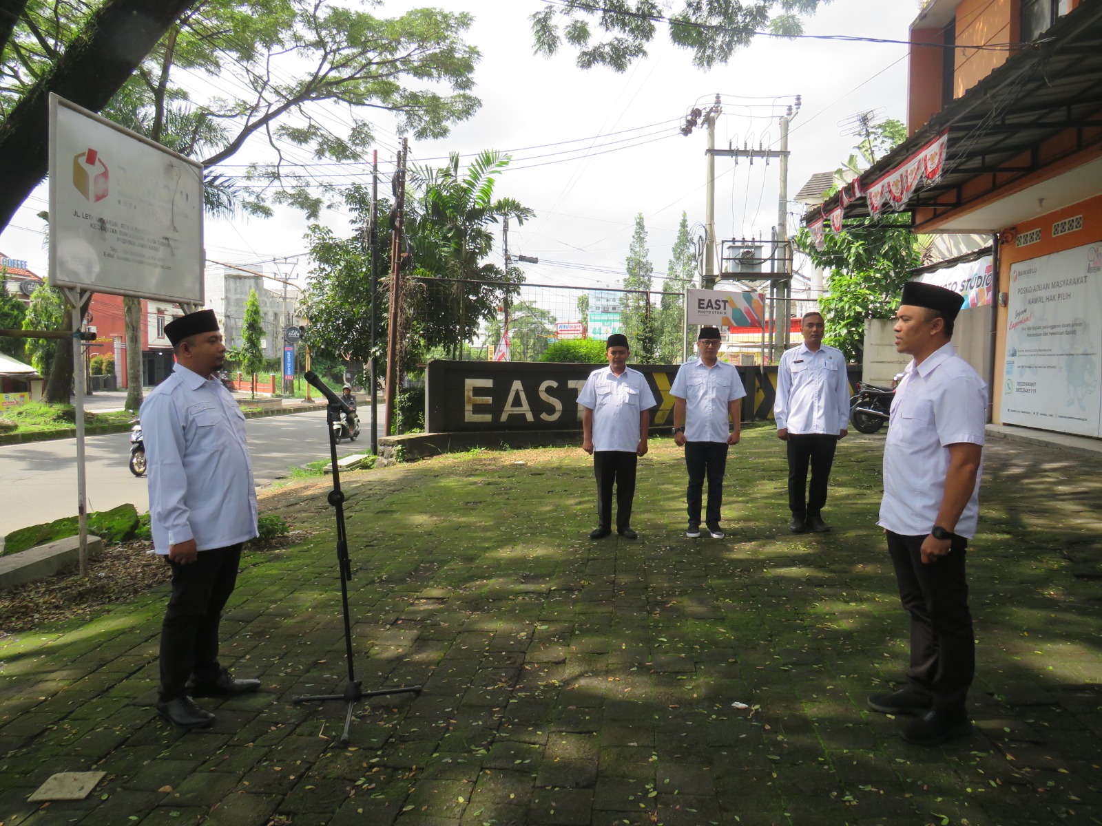 Melaksanakan Apel Pagi Dalam Rangka Merayakan Hari Ulang Tahun (HUT) Bawaslu RI Ke-17