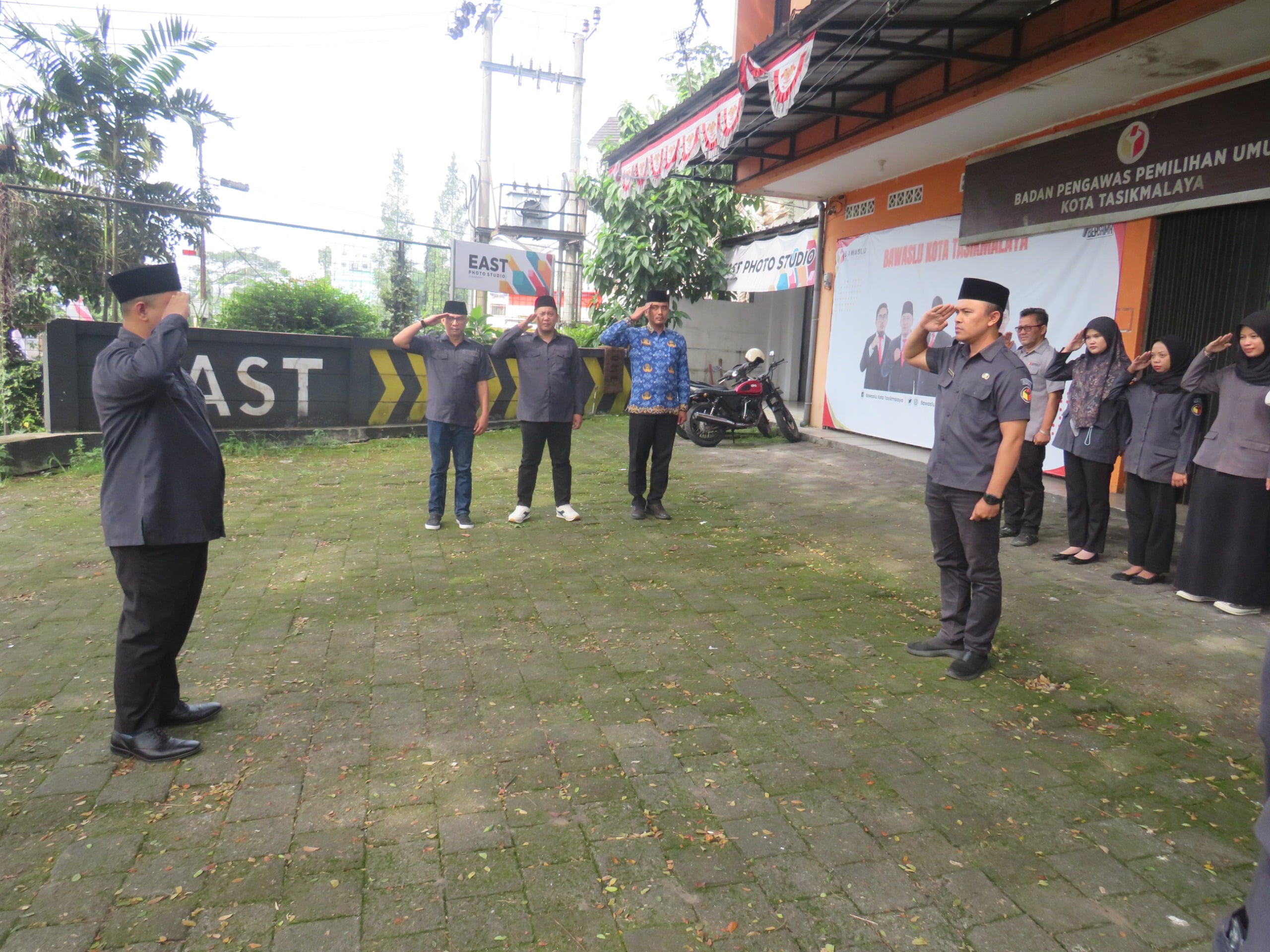 Melaksanakan Upacara Peringatan Hari Lahir Pancasila 