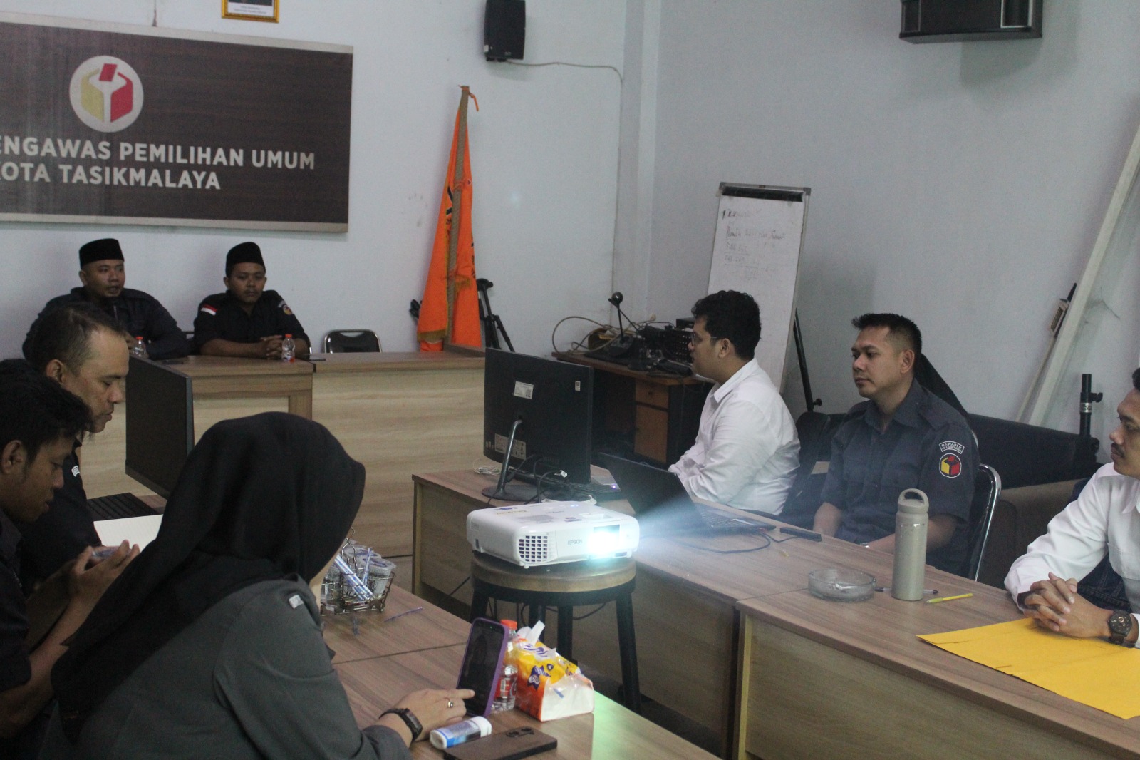 Badan Pengawas Pemilihan Umum (Bawaslu) Kota Tasikmalaya menggelar Rapat Dalam Kantor (RDK) dengan fokus utama pada pengawasan pemutakhiran daftar pemilih berkelanjutan
