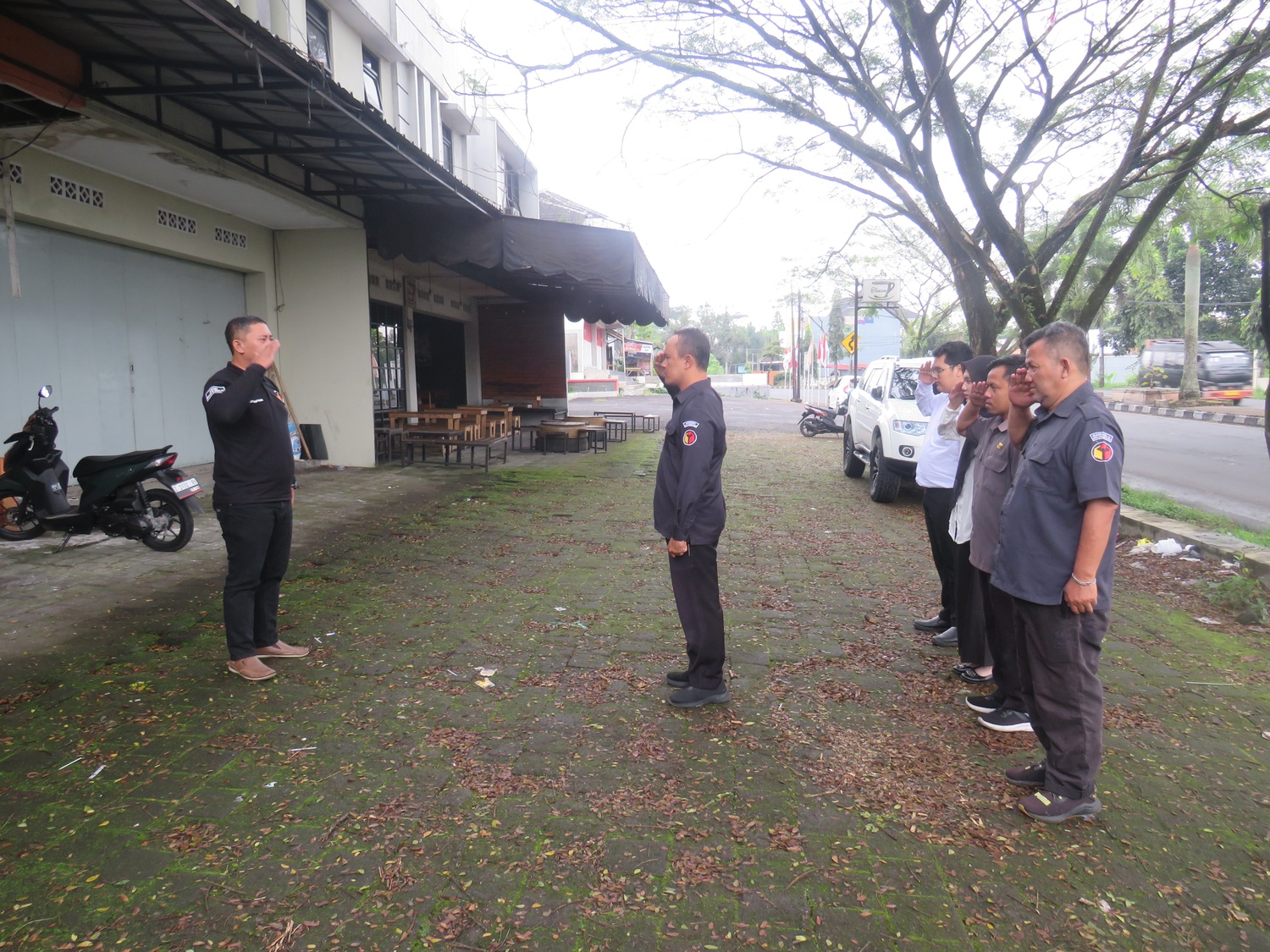 Tedi Saepudin Tekankan Kedisiplinan dan Komitmen dalam Apel Pagi Bawaslu Kota Tasikmalaya