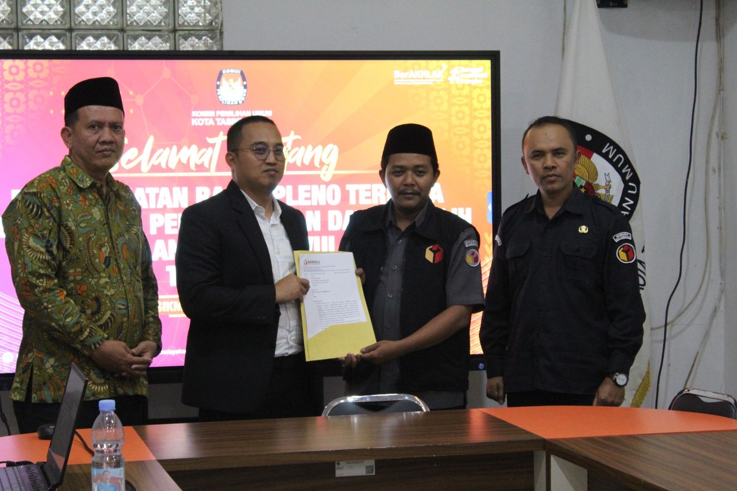 Bawaslu Kota Tasikmalaya Awasi Rapat Pleno PDPB Triwulan IV, Sampaikan Saran Perbaikan kepada KPU