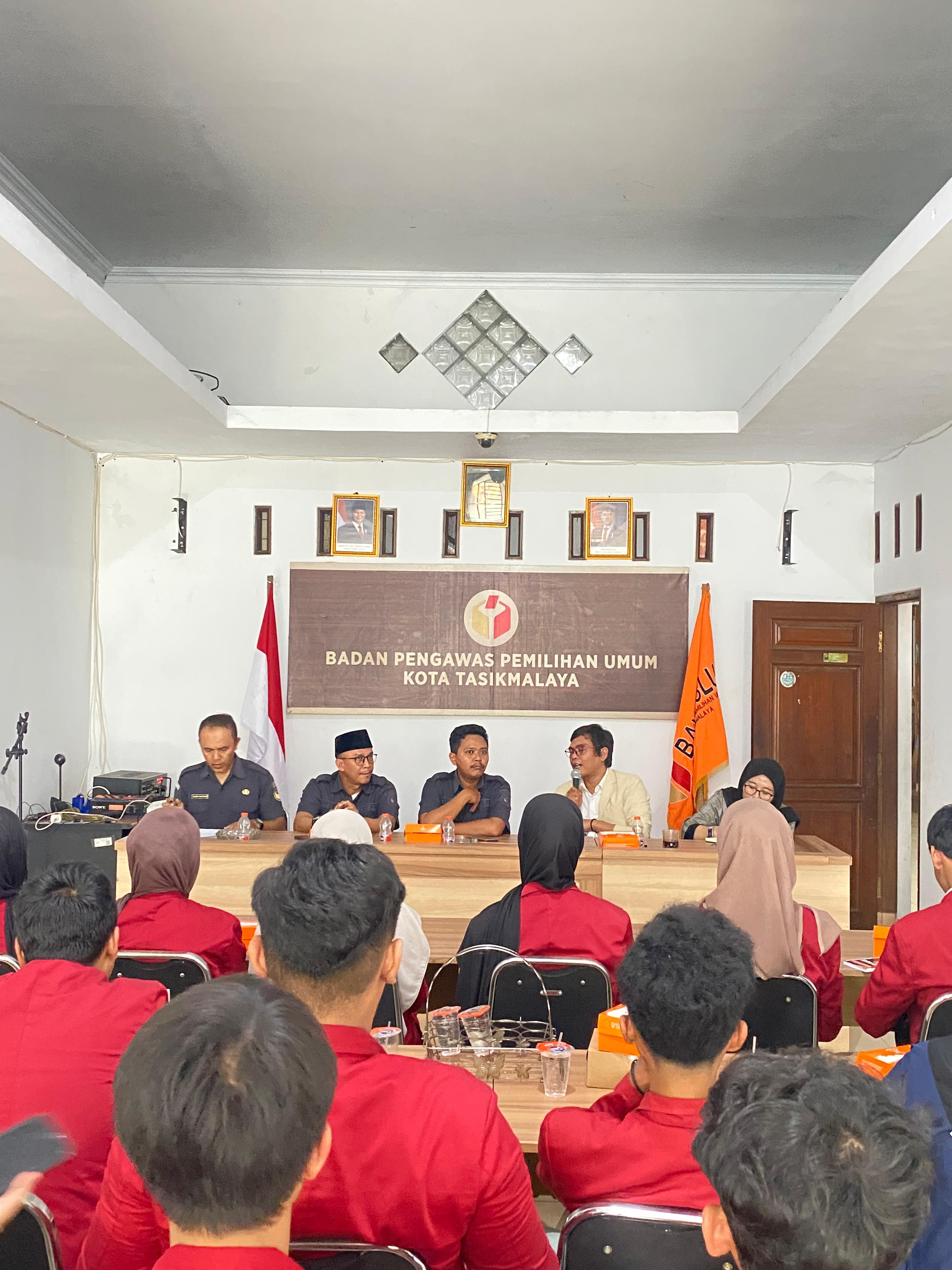 MAHASISWA STH GALUNGGUNG DALAMI PRAKTIK PENGAWASAN PEMILU MELALUI VISITING STUDY DI BAWASLU KOTA TASIKMALAYA