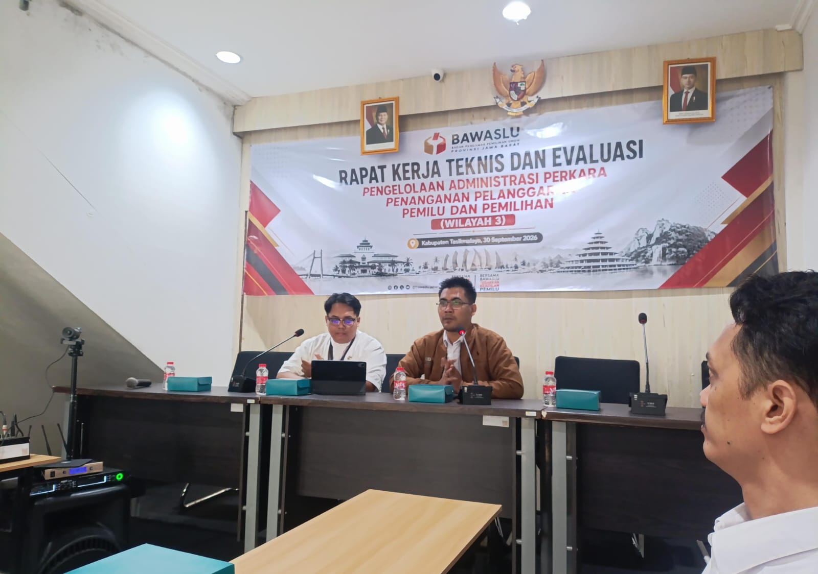 Rapat Kerja Teknis dan Evaluasi Pengelolaan Administrasi Perkara Memperkuat Akuntabilitas Penanganan Pelanggaran: Bawaslu Kota Tasikmalaya Hadiri Rakernis Wilayah 3