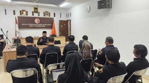 Perkuat Kapasitas dan Sambut Hari Kemerdekaan melalui Sinergi Antar-Divisi, Bawaslu Kota Tasikmalaya Gelar NGOBRAS