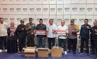Sortir dan lipat hari pertama di Gudang KPU Kota Tasikmalaya