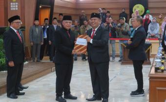 Menghadiri undangan Pelantikan Anggota DPRD Pengganti Antar Waktu 