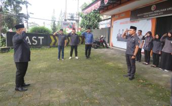 Melaksanakan Upacara Peringatan Hari Lahir Pancasila 