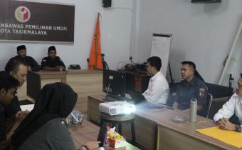 Badan Pengawas Pemilihan Umum (Bawaslu) Kota Tasikmalaya menggelar Rapat Dalam Kantor (RDK) dengan fokus utama pada pengawasan pemutakhiran daftar pemilih berkelanjutan